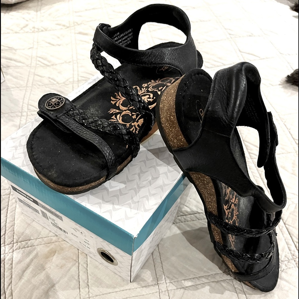 Black size 8 Aetrex sandals. Only worn a few times.